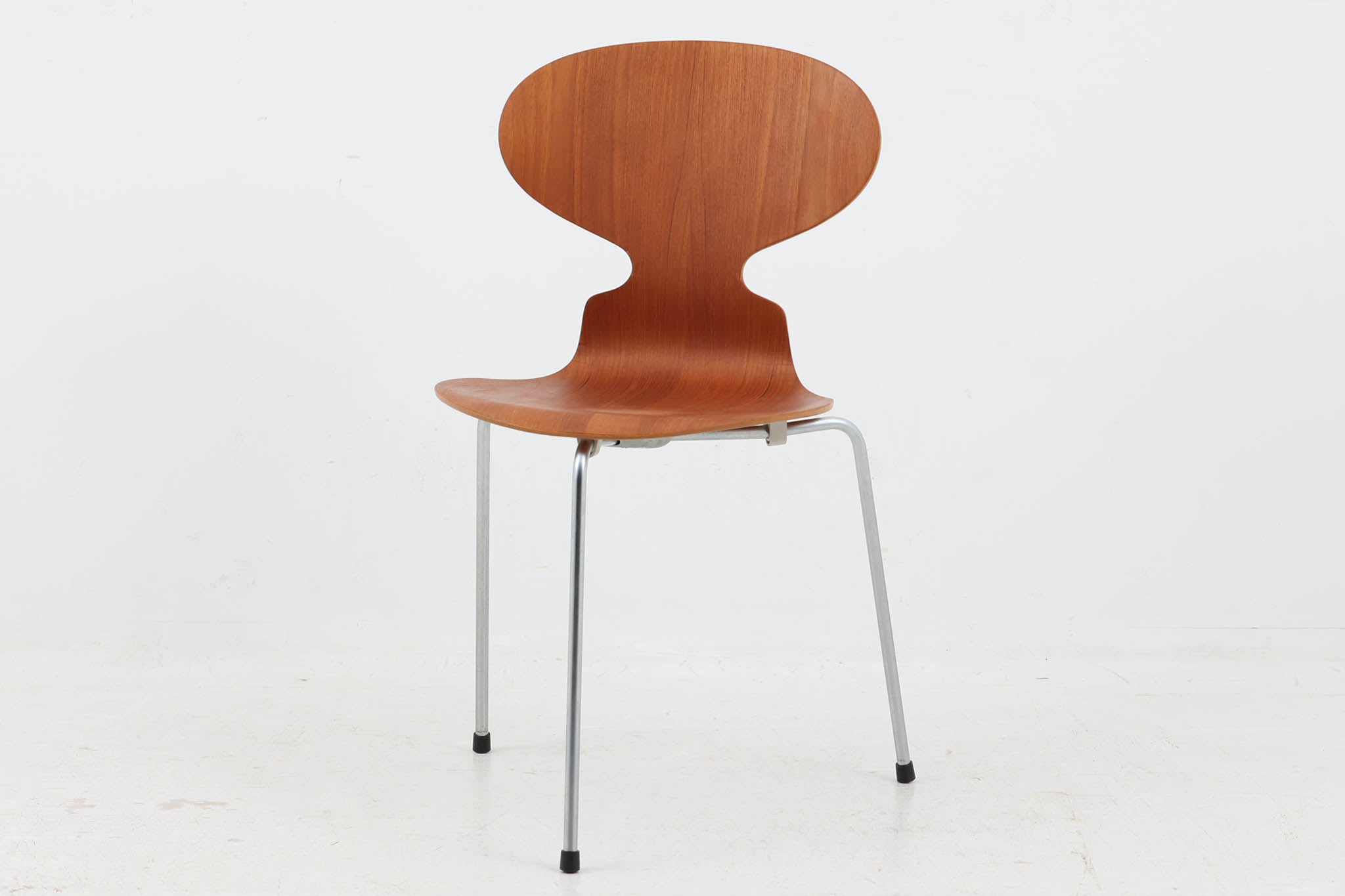 Fritz Hansen(フリッツ・ハンセン) アントチェア 3本脚 チーク材 Arne Jacobsen(アルネ・ヤコブセン) 北欧家具ビ –  CHLOROS