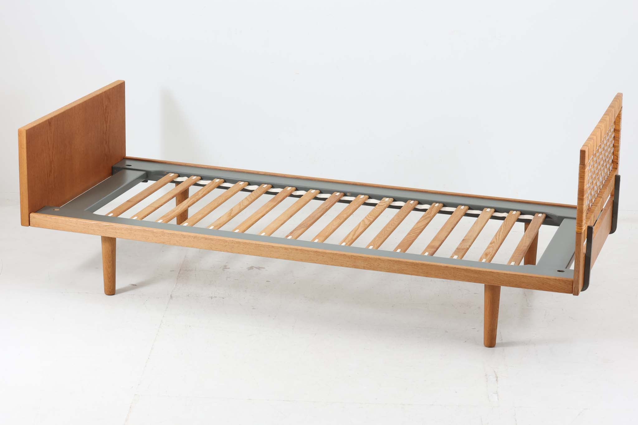 Hans J.Wegner（ハンス・J・ウェグナー） シングルベッドフレーム オーク材 GETAMA/ゲタマ – CHLOROS