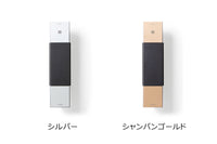 Bang&amp;Olufsenのデザインを手掛けたことでも有名なデンマークを代表するデザイナー、ヤコブ・イェンセンの電話機はシンプルかつ洗練されたデザインで世界各国のデザインアワードを受賞しています。こちらはT-1電話機の後継機タイプとなります。ミニマムデザインを徹底しており、壁掛け・卓上のどちらにも対応していますので、さまざまな用途や場所でお使いいただけます。電源供給は電話回線から行う事が可能です。