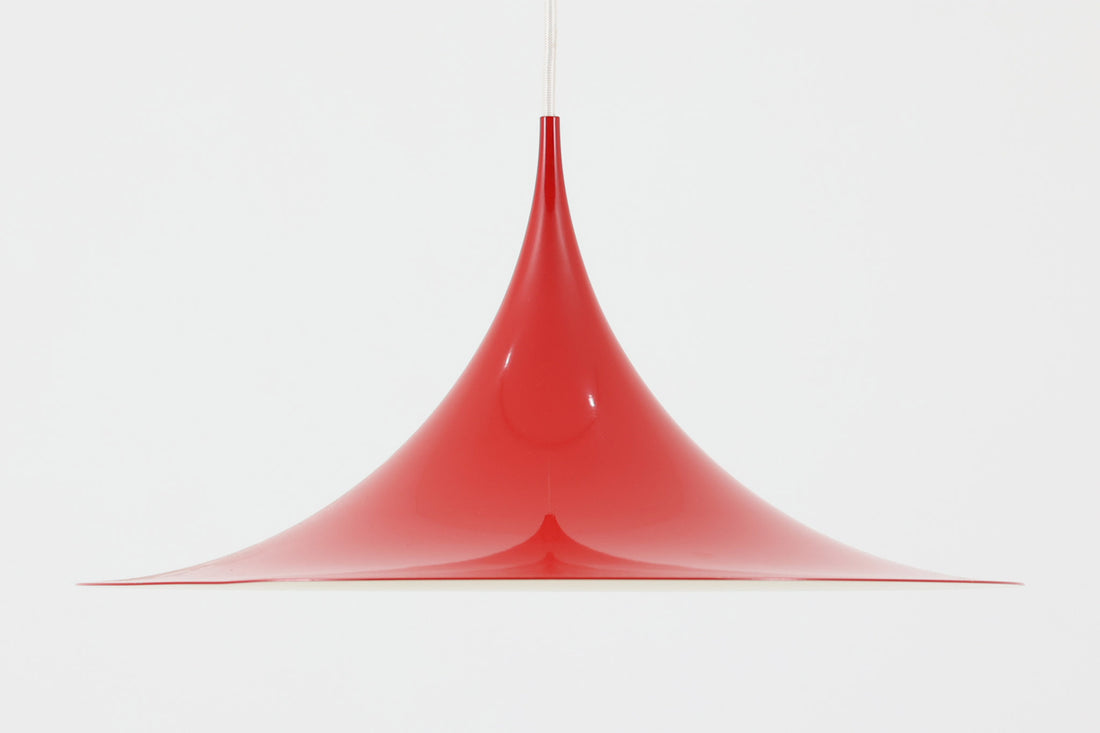 1967年にClaus Bonderup & Torsten Thorupによってデザインされた名作照明「Semi pendant lamp」です。一枚のアルミ板を絞り出す高度な技術によって美しいラインは形成されています。