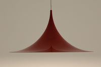 1967年にClaus Bonderup & Torsten Thorupによってデザインされた名作照明「Semi pendant lamp」です。一枚のアルミ板を絞り出す高度な技術によって美しいラインは形成されています。