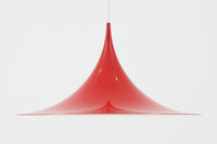 1967年にClaus Bonderup & Torsten Thorupによってデザインされた名作照明「Semi pendant lamp」です。一枚のアルミ板を絞り出す高度な技術によって美しいラインは形成されています。