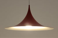 1967年にClaus Bonderup & Torsten Thorupによってデザインされた名作照明「Semi pendant lamp」です。一枚のアルミ板を絞り出す高度な技術によって美しいラインは形成されています。