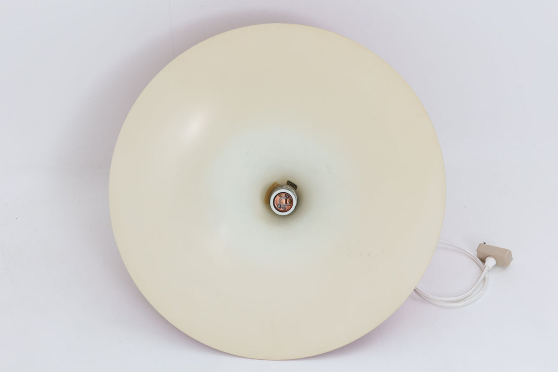 1967年にClaus Bonderup & Torsten Thorupによってデザインされた名作照明「Semi pendant lamp」です。一枚のアルミ板を絞り出す高度な技術によって美しいラインは形成されています。