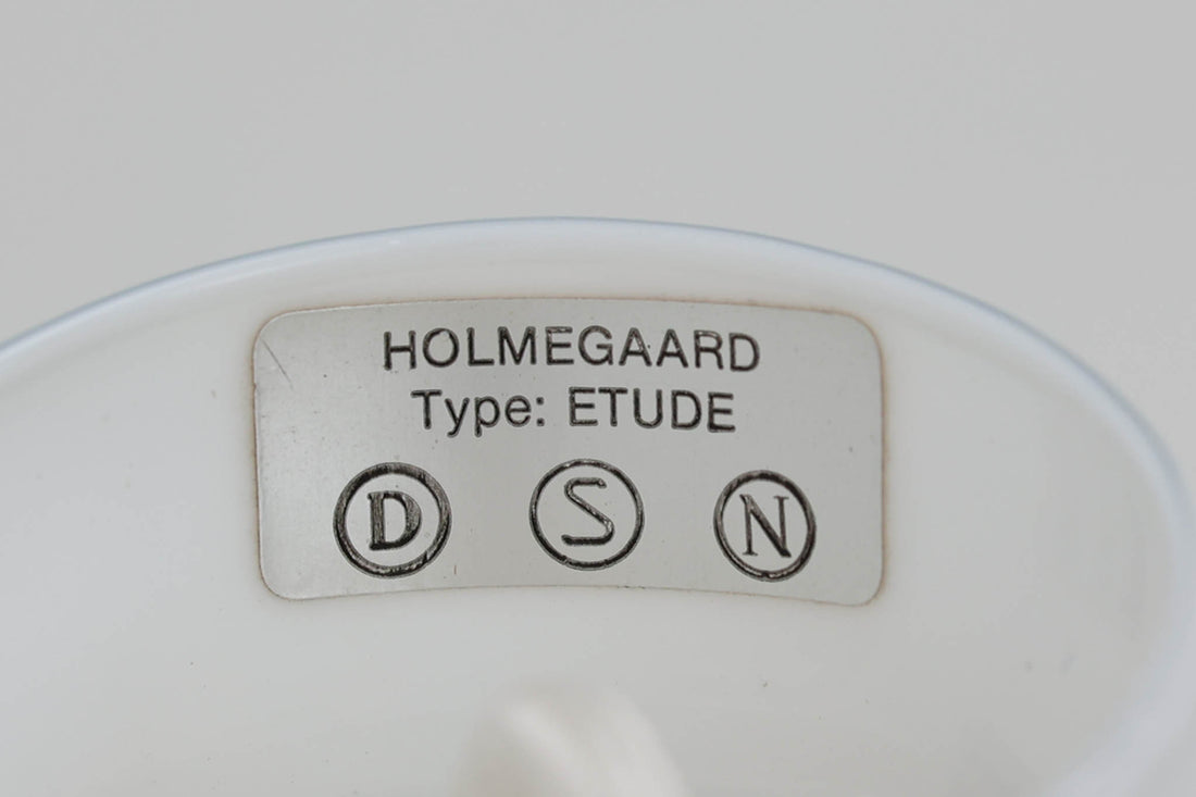 北欧より買い付けた、Holmgaard社製(現Royal Copenhagen)ビンテージランプです。人気のEtude Pendelシリーズです。シェード中央の膨らみと縁の透明ガラスがデザインポイントになっています。