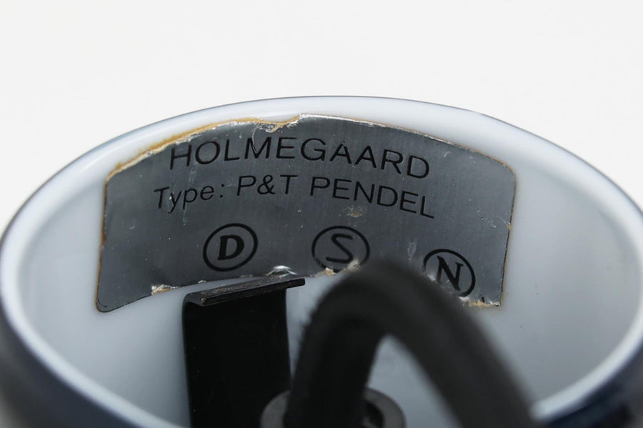 Holmgaard社のペンダントライトの中でも人気の「P&T PENDEL」シリーズで内と外側の2層の色味が特徴的です。こちらはブルー色で現地でも中々見かけないレアカラーとなります。消灯＆点灯時にそれぞれ違った表情を見せてくれる素敵なデザインです。