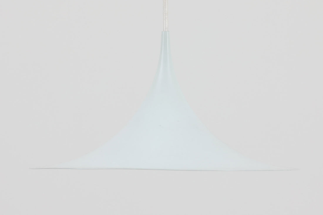 1967年にClaus Bonderup & Torsten Thorupによってデザインされた名作照明「Semi pendant lamp」です。一枚のアルミ板を絞り出す高度な技術によって美しいラインは形成されています。