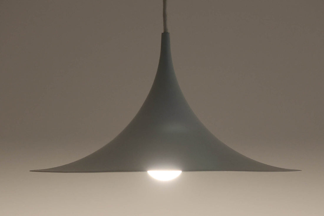 1967年にClaus Bonderup & Torsten Thorupによってデザインされた名作照明「Semi pendant lamp」です。一枚のアルミ板を絞り出す高度な技術によって美しいラインは形成されています。