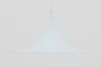 1967年にClaus Bonderup & Torsten Thorupによってデザインされた名作照明「Semi pendant lamp」です。一枚のアルミ板を絞り出す高度な技術によって美しいラインは形成されています。