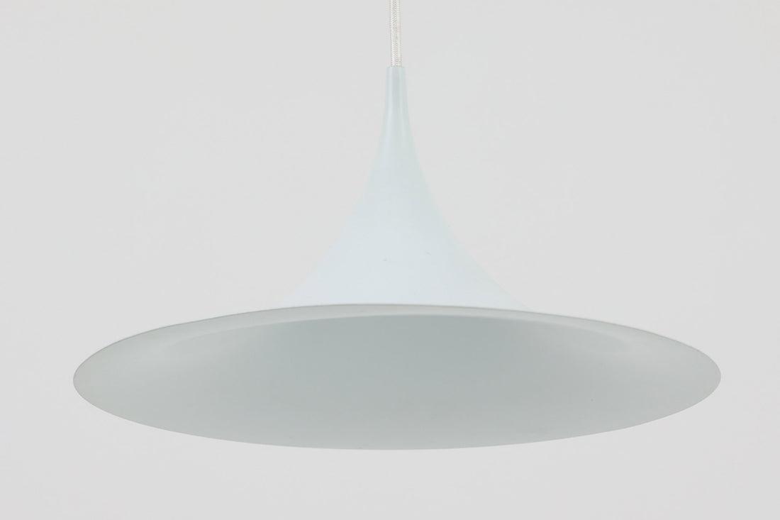 1967年にClaus Bonderup & Torsten Thorupによってデザインされた名作照明「Semi pendant lamp」です。一枚のアルミ板を絞り出す高度な技術によって美しいラインは形成されています。