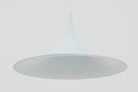 1967年にClaus Bonderup & Torsten Thorupによってデザインされた名作照明「Semi pendant lamp」です。一枚のアルミ板を絞り出す高度な技術によって美しいラインは形成されています。