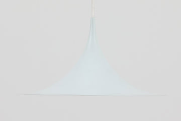 1967年にClaus Bonderup & Torsten Thorupによってデザインされた名作照明「Semi pendant lamp」です。一枚のアルミ板を絞り出す高度な技術によって美しいラインは形成されています。