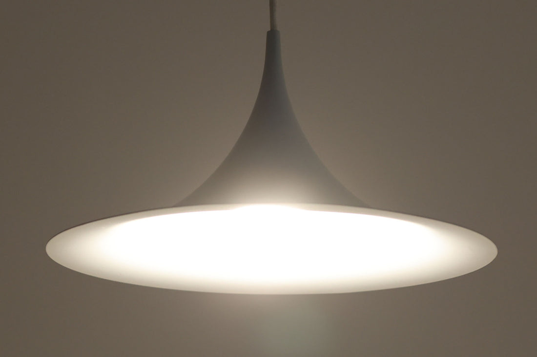 1967年にClaus Bonderup & Torsten Thorupによってデザインされた名作照明「Semi pendant lamp」です。一枚のアルミ板を絞り出す高度な技術によって美しいラインは形成されています。