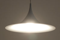 1967年にClaus Bonderup & Torsten Thorupによってデザインされた名作照明「Semi pendant lamp」です。一枚のアルミ板を絞り出す高度な技術によって美しいラインは形成されています。