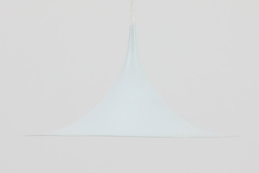 1967年にClaus Bonderup & Torsten Thorupによってデザインされた名作照明「Semi pendant lamp」です。一枚のアルミ板を絞り出す高度な技術によって美しいラインは形成されています。