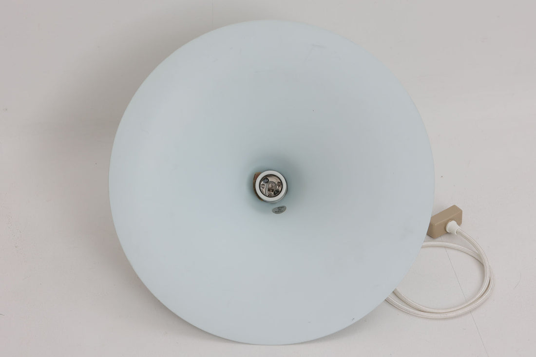 1967年にClaus Bonderup & Torsten Thorupによってデザインされた名作照明「Semi pendant lamp」です。一枚のアルミ板を絞り出す高度な技術によって美しいラインは形成されています。