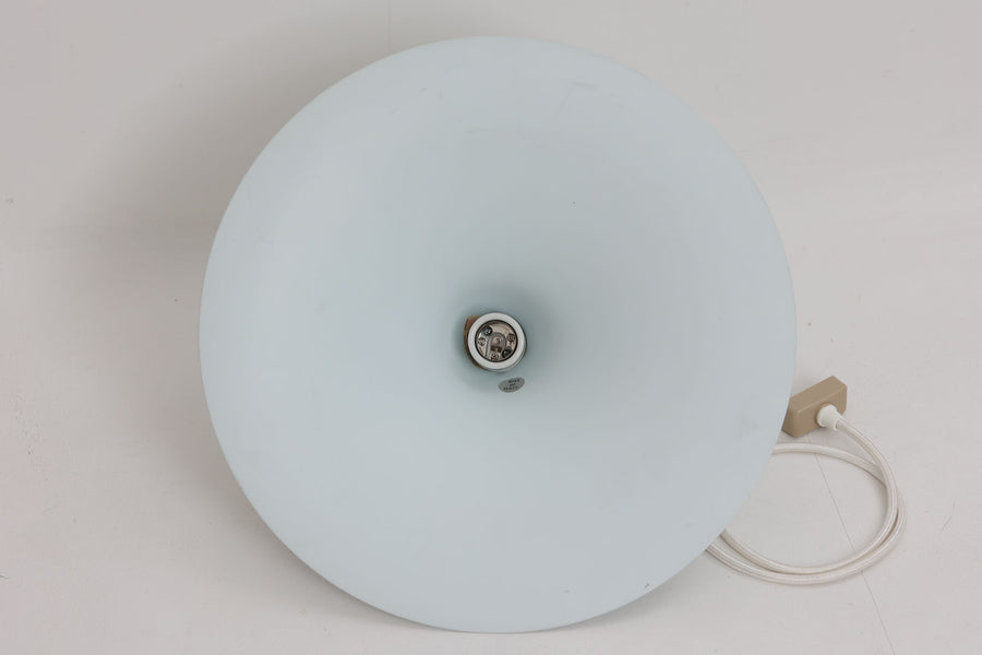 1967年にClaus Bonderup & Torsten Thorupによってデザインされた名作照明「Semi pendant lamp」です。一枚のアルミ板を絞り出す高度な技術によって美しいラインは形成されています。