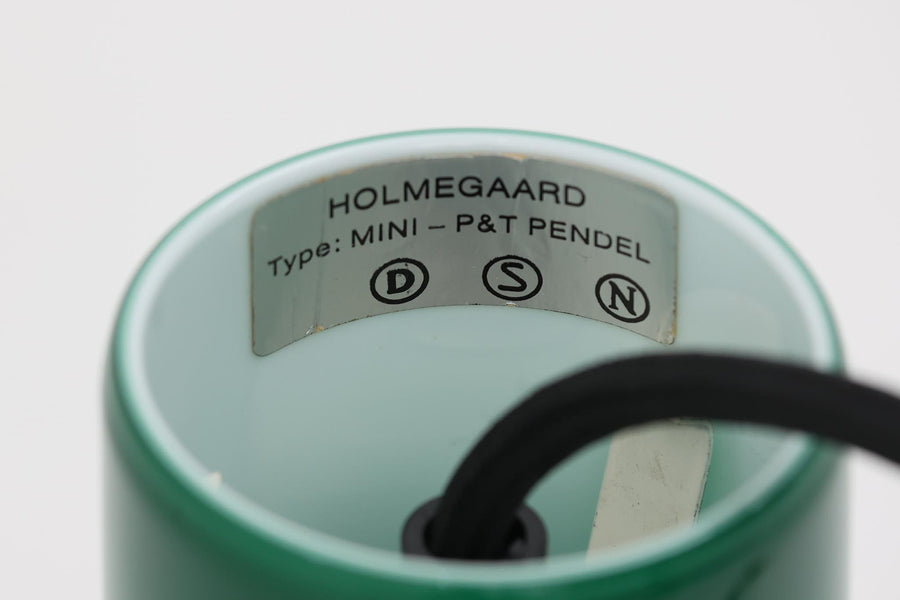 北欧より買い付けた、Holmgaard社製ビンテージランプです。照明部分はデンマークを代表する照明メーカーFog & Morup社によって作成されています。Holmgaard社のペンダントライトの中でも人気の「P&T PENDEL」シリーズで内と外側の2層の色味が特徴的です。消灯＆点灯時にそれぞれ違った表情を見せてくれる素敵なデザインです。