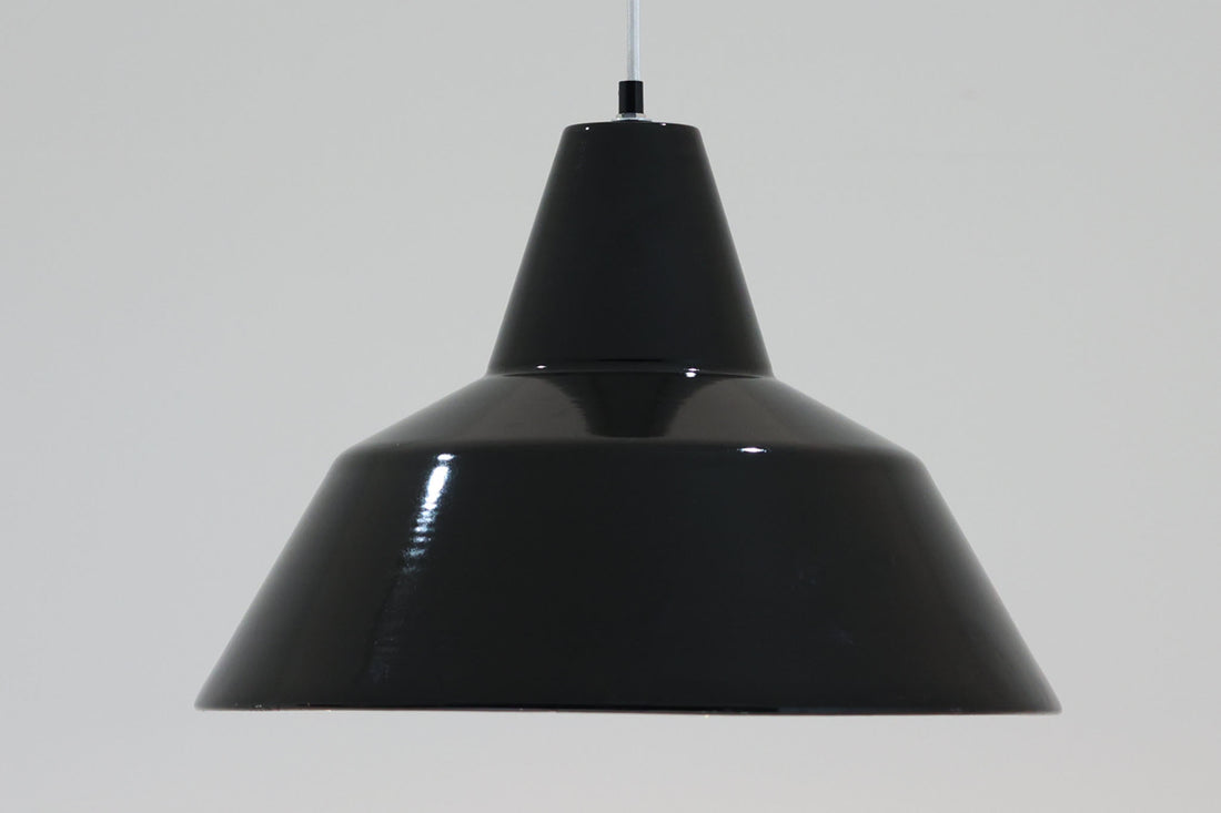 「The work shop lamp」です。Louis Poulsen社の定番ランプ。復刻品はアルミ製ですが、こちらはビンテージ品ならではの琺瑯＆エナメルモデル。艶感が魅力的です。