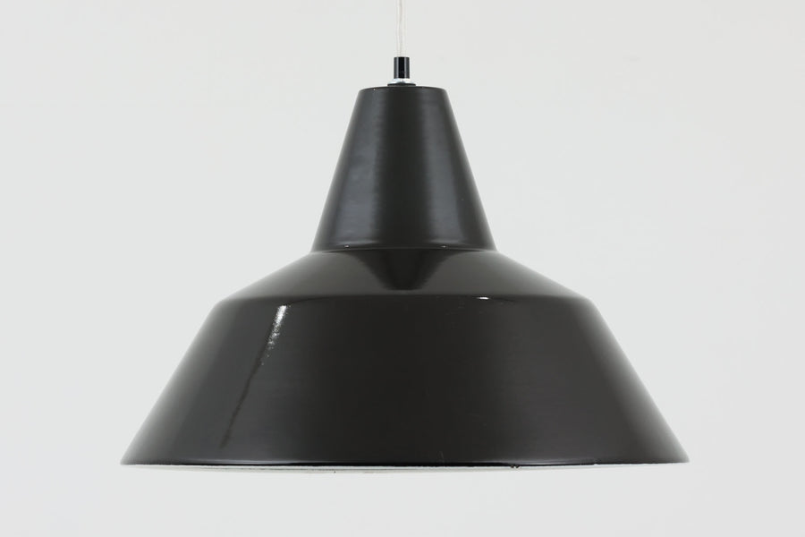 「The work shop lamp」です。Louis Poulsen社の定番ランプ。復刻品はアルミ製ですが、こちらはビンテージ品ならではの琺瑯＆エナメルモデル。艶感が魅力的です。