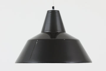 「The work shop lamp」です。Louis Poulsen社の定番ランプ。復刻品はアルミ製ですが、こちらはビンテージ品ならではの琺瑯＆エナメルモデル。艶感が魅力的です。