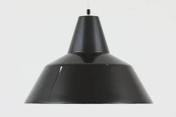 「The work shop lamp」です。Louis Poulsen社の定番ランプ。復刻品はアルミ製ですが、こちらはビンテージ品ならではの琺瑯＆エナメルモデル。艶感が魅力的です。