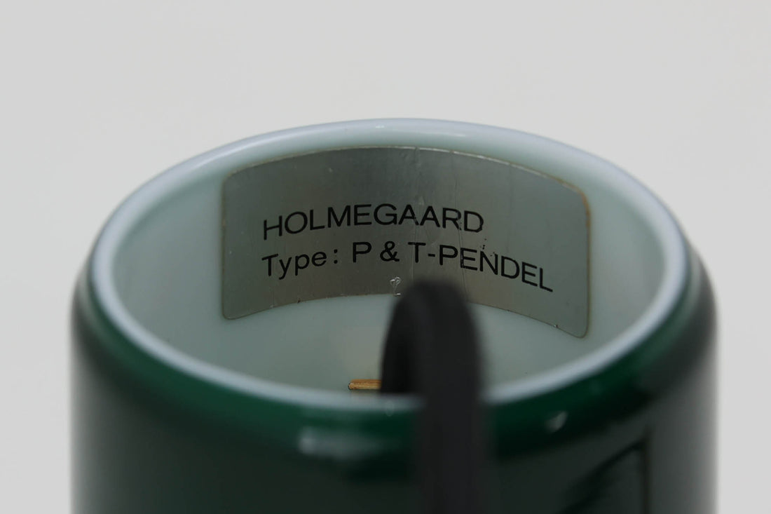 北欧より買い付けた、Holmgaard社製ビンテージランプです。Holmgaard社のペンダントライトの中でも人気の「P&T PENDEL」シリーズで内と外側の2層の色味が特徴的です。消灯＆点灯時にそれぞれ違った表情を見せてくれる素敵なデザインです。