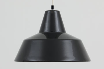 「The work shop lamp」です。Louis Poulsen社の定番ランプ。復刻品はアルミ製ですが、こちらはビンテージ品ならではの琺瑯＆エナメルモデル。艶感が魅力的です。