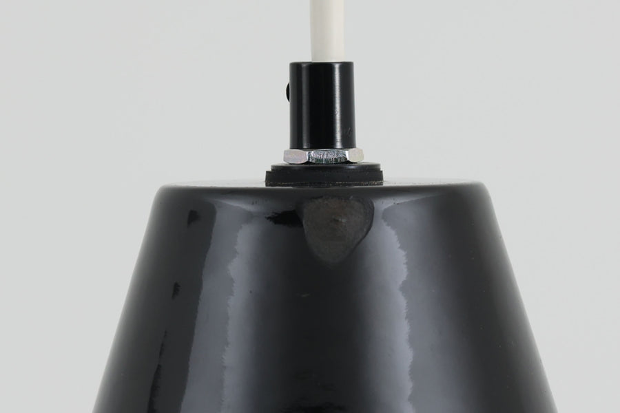 「The work shop lamp」です。Louis Poulsen社の定番ランプ。復刻品はアルミ製ですが、こちらはビンテージ品ならではの琺瑯＆エナメルモデル。艶感が魅力的です。