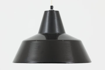 「The work shop lamp」です。Louis Poulsen社の定番ランプ。復刻品はアルミ製ですが、こちらはビンテージ品ならではの琺瑯＆エナメルモデル。艶感が魅力的です。