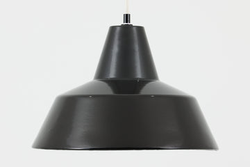 「The work shop lamp」です。Louis Poulsen社の定番ランプ。復刻品はアルミ製ですが、こちらはビンテージ品ならではの琺瑯＆エナメルモデル。艶感が魅力的です。