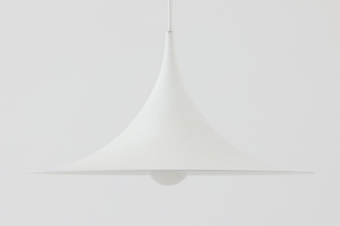 1967年にClaus Bonderup & Torsten Thorupによってデザインされた名作照明「Semi pendant lamp」です。一枚のアルミ板を絞り出す高度な技術によって美しいラインは形成されています。