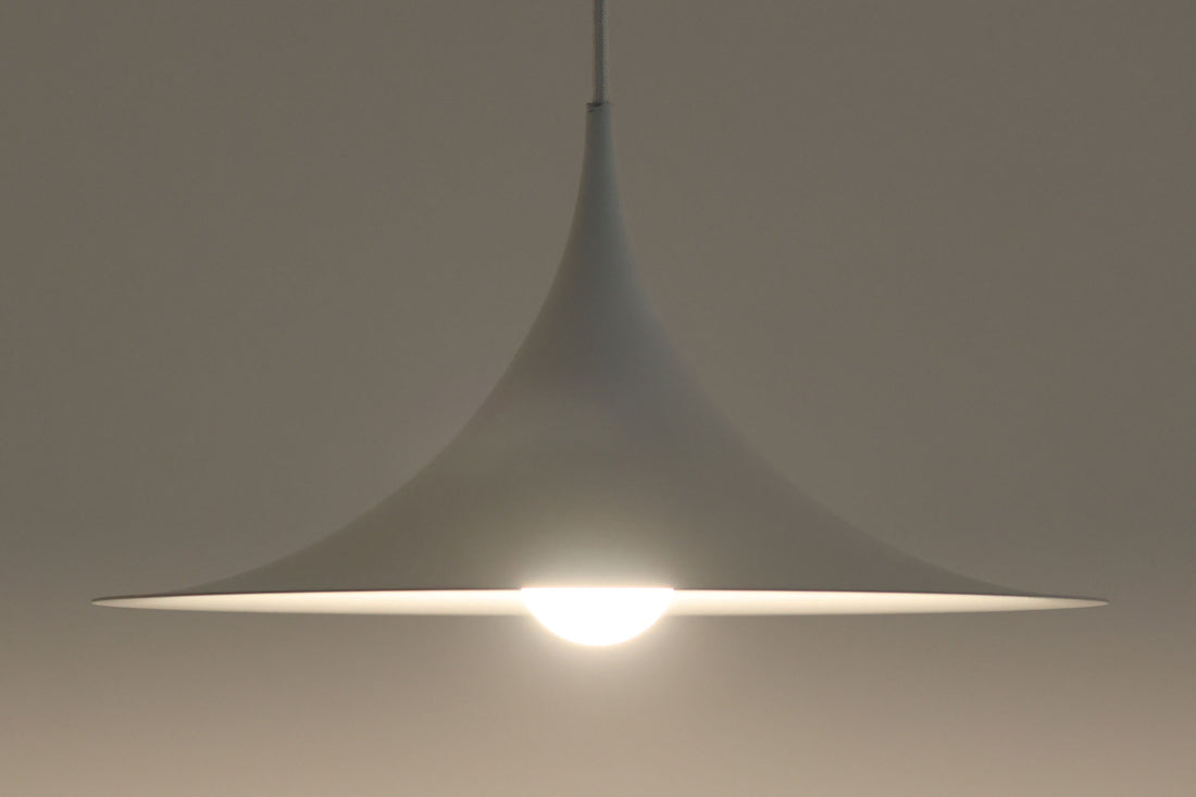 1967年にClaus Bonderup & Torsten Thorupによってデザインされた名作照明「Semi pendant lamp」です。一枚のアルミ板を絞り出す高度な技術によって美しいラインは形成されています。