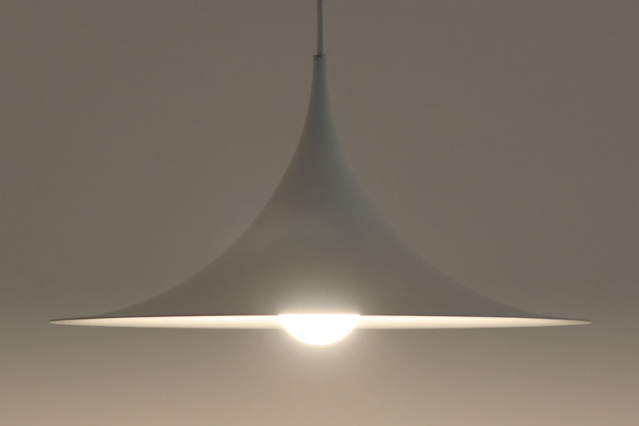 1967年にClaus Bonderup & Torsten Thorupによってデザインされた名作照明「Semi pendant lamp」です。一枚のアルミ板を絞り出す高度な技術によって美しいラインは形成されています。