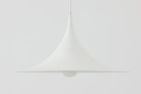 1967年にClaus Bonderup & Torsten Thorupによってデザインされた名作照明「Semi pendant lamp」です。一枚のアルミ板を絞り出す高度な技術によって美しいラインは形成されています。