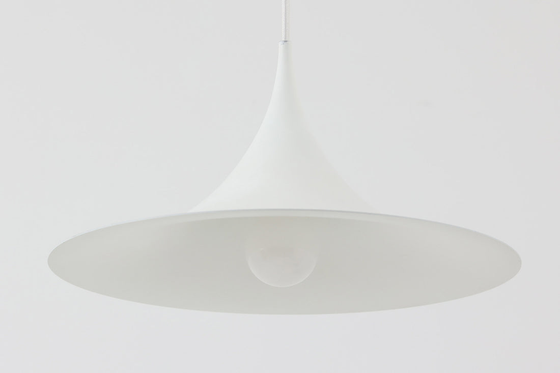 1967年にClaus Bonderup & Torsten Thorupによってデザインされた名作照明「Semi pendant lamp」です。一枚のアルミ板を絞り出す高度な技術によって美しいラインは形成されています。