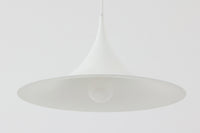 1967年にClaus Bonderup & Torsten Thorupによってデザインされた名作照明「Semi pendant lamp」です。一枚のアルミ板を絞り出す高度な技術によって美しいラインは形成されています。