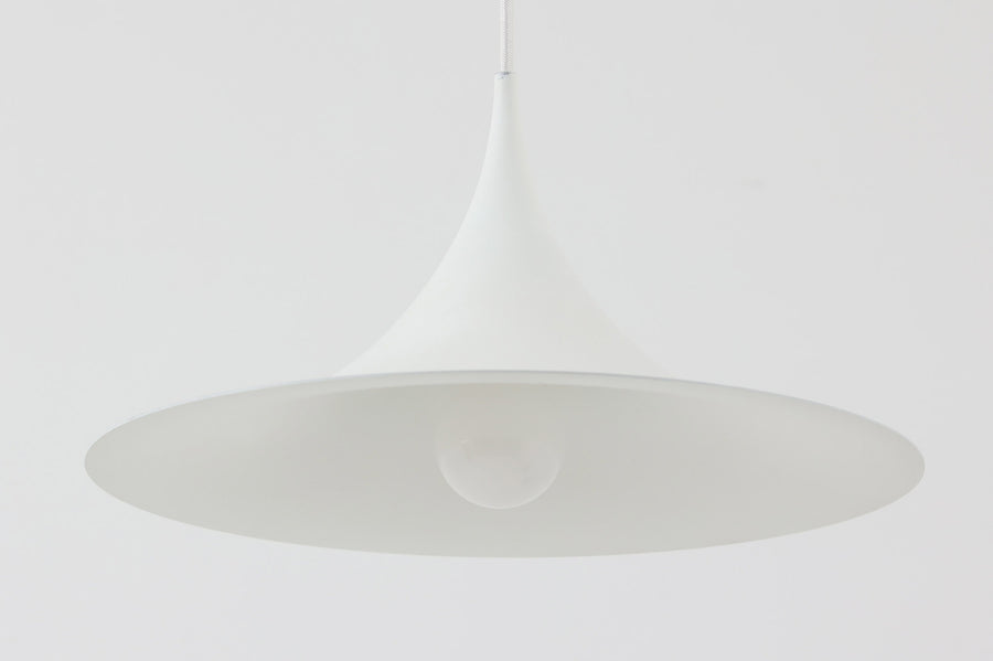 1967年にClaus Bonderup & Torsten Thorupによってデザインされた名作照明「Semi pendant lamp」です。一枚のアルミ板を絞り出す高度な技術によって美しいラインは形成されています。