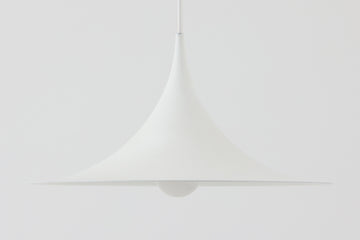 1967年にClaus Bonderup & Torsten Thorupによってデザインされた名作照明「Semi pendant lamp」です。一枚のアルミ板を絞り出す高度な技術によって美しいラインは形成されています。