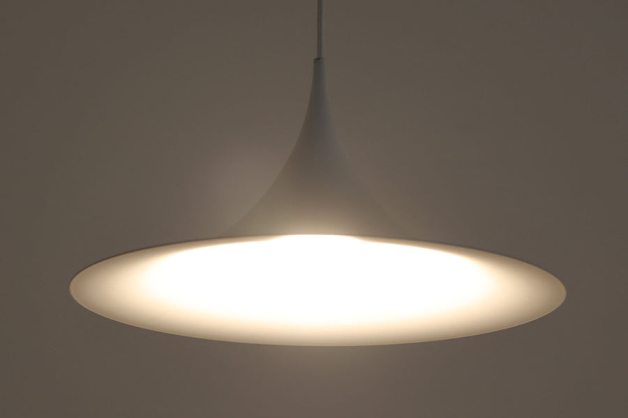 1967年にClaus Bonderup & Torsten Thorupによってデザインされた名作照明「Semi pendant lamp」です。一枚のアルミ板を絞り出す高度な技術によって美しいラインは形成されています。