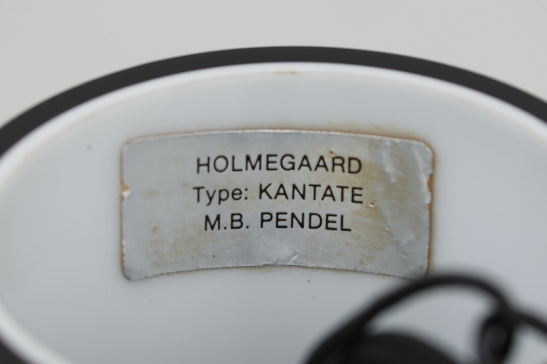 北欧より買い付けた、Holmgaard社製(現Royal Copenhagen)ビンテージランプです。「kantate」シリーズです。内と外側の2層の色味が特徴的です。消灯＆点灯時にそれぞれ違った表情を見せてくれる素敵なデザインです。