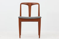 Johannes Andersenデザインの「Julian Chair」は、1960年代にUldum Mobelfabrik社から発表されたチーク材のダイニングチェアです。特徴的な美しい曲線を描く背もたれと広めに設計された座面は、背中をしっかりと支え、快適な座り心地を提供します。彫刻的な軽快なフレームと実用性を兼ね備えたデザインが魅力的で、チーク材の温かみのある色味を引き立てています。