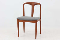 Johannes Andersenデザインの「Julian Chair」は、1960年代にUldum Mobelfabrik社から発表されたチーク材のダイニングチェアです。特徴的な美しい曲線を描く背もたれと広めに設計された座面は、背中をしっかりと支え、快適な座り心地を提供します。彫刻的な軽快なフレームと実用性を兼ね備えたデザインが魅力的で、チーク材の温かみのある色味を引き立てています。