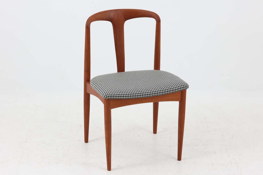 Johannes Andersenデザインの「Julian Chair」は、1960年代にUldum Mobelfabrik社から発表されたチーク材のダイニングチェアです。特徴的な美しい曲線を描く背もたれと広めに設計された座面は、背中をしっかりと支え、快適な座り心地を提供します。彫刻的な軽快なフレームと実用性を兼ね備えたデザインが魅力的で、チーク材の温かみのある色味を引き立てています。