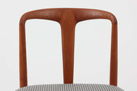 Johannes Andersenデザインの「Julian Chair」は、1960年代にUldum Mobelfabrik社から発表されたチーク材のダイニングチェアです。特徴的な美しい曲線を描く背もたれと広めに設計された座面は、背中をしっかりと支え、快適な座り心地を提供します。彫刻的な軽快なフレームと実用性を兼ね備えたデザインが魅力的で、チーク材の温かみのある色味を引き立てています。