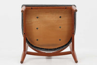 Johannes Andersenデザインの「Julian Chair」は、1960年代にUldum Mobelfabrik社から発表されたチーク材のダイニングチェアです。特徴的な美しい曲線を描く背もたれと広めに設計された座面は、背中をしっかりと支え、快適な座り心地を提供します。彫刻的な軽快なフレームと実用性を兼ね備えたデザインが魅力的で、チーク材の温かみのある色味を引き立てています。