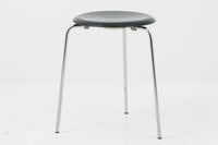 1954年、デンマークのデザイナー、Arne Jacobsen（アルネ・ヤコブセン）によって発表された3本脚のスツール、「DOT（ドット）」。このスツールは、ヤコブセンが手がけた「ルードブレ市庁舎」のロビーで待合席として使用されていました。3本脚のモデルはビンテージ品のみで入手可能です。オフィスや自宅での日常的な使用はもちろん、予備の椅子としても便利なこのスツールは、シンプルなデザインが魅力です。座面の中央がわずかにくぼんでおり、座った際にフィット感を生み出します。シンプルながらもヤコブセンのこだわりが感じられ、また、単なるスツールとしてだけでなく、ソファの横に置いて本や小物を置くサイドテーブルとしても活用できます。