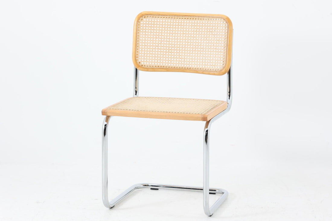 Cesca Chairは、デザイナーのマルセル・ブロイヤー（Marcel Breuer）によって1928年に設計されました。鋼管を使ったフレームが特徴で、世界初の「カンチレバーチェア」（片側のみで支える構造）として有名です。この構造により、従来の四脚の椅子に比べて、軽快でシンプルな外観を実現しています。デザインから100年近く経った現在でも、Cesca Chairは世界中で愛され続けています。こちらのCesca Chairは、リプロダクト（復刻版）品となります。多くのリプロダクトが市場に出回っており、北欧地域でも使用されていることが確認されています。また、本チェアはイタリア製であることは判明しておりますが、製造メーカーについては不明です。