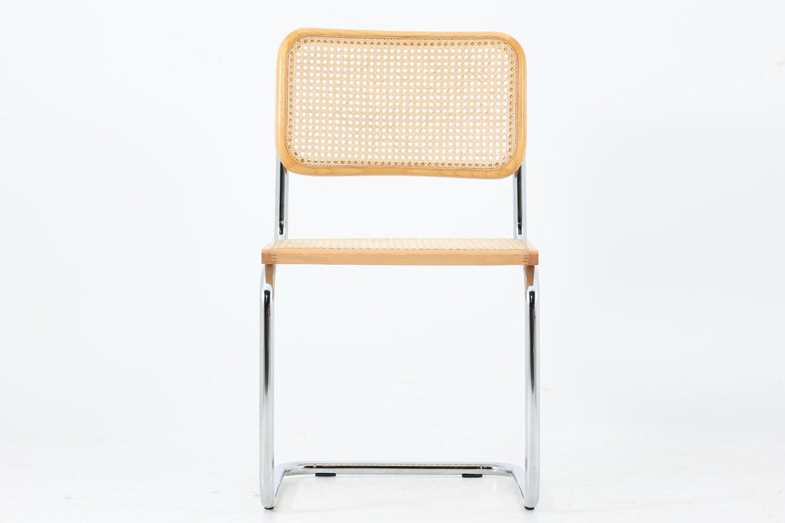 Cesca Chairは、デザイナーのマルセル・ブロイヤー（Marcel Breuer）によって1928年に設計されました。鋼管を使ったフレームが特徴で、世界初の「カンチレバーチェア」（片側のみで支える構造）として有名です。この構造により、従来の四脚の椅子に比べて、軽快でシンプルな外観を実現しています。デザインから100年近く経った現在でも、Cesca Chairは世界中で愛され続けています。こちらのCesca Chairは、リプロダクト（復刻版）品となります。多くのリプロダクトが市場に出回っており、北欧地域でも使用されていることが確認されています。また、本チェアはイタリア製であることは判明しておりますが、製造メーカーについては不明です。