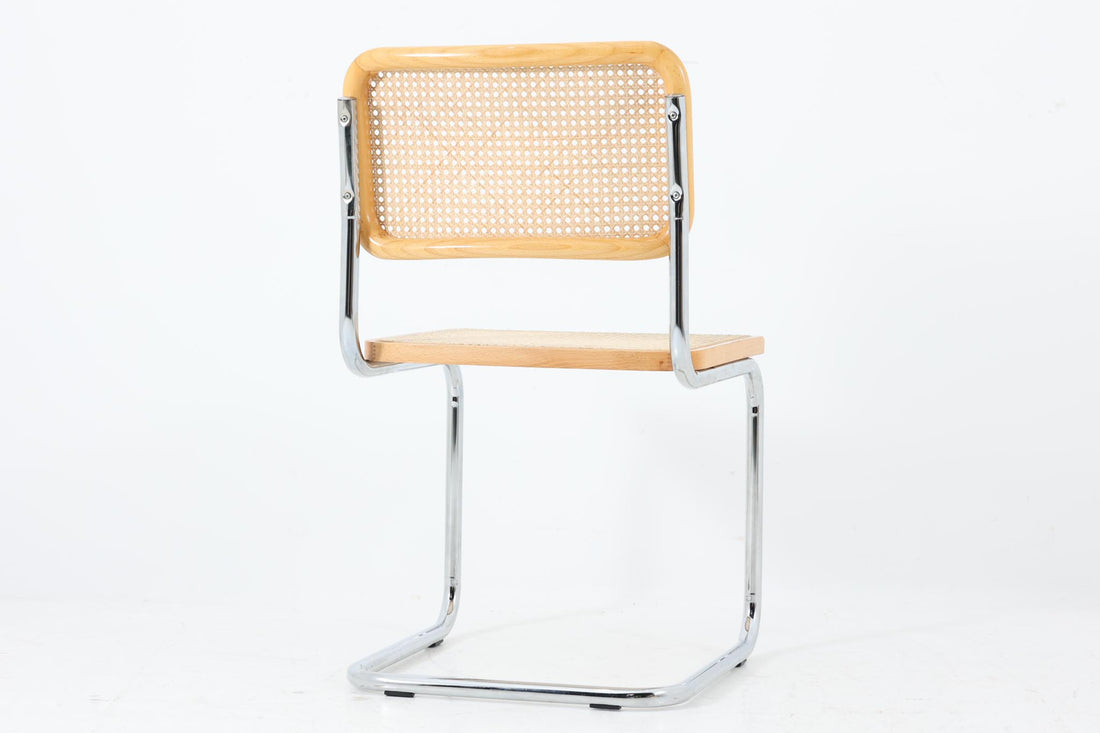 Cesca Chairは、デザイナーのマルセル・ブロイヤー（Marcel Breuer）によって1928年に設計されました。鋼管を使ったフレームが特徴で、世界初の「カンチレバーチェア」（片側のみで支える構造）として有名です。この構造により、従来の四脚の椅子に比べて、軽快でシンプルな外観を実現しています。デザインから100年近く経った現在でも、Cesca Chairは世界中で愛され続けています。こちらのCesca Chairは、リプロダクト（復刻版）品となります。多くのリプロダクトが市場に出回っており、北欧地域でも使用されていることが確認されています。また、本チェアはイタリア製であることは判明しておりますが、製造メーカーについては不明です。